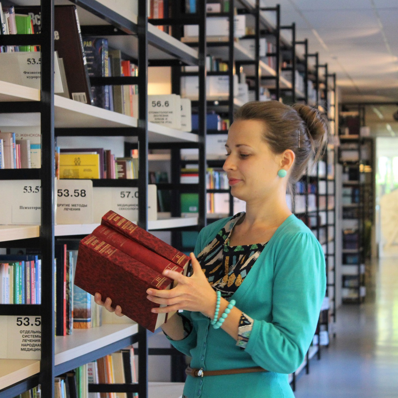 Femme travaillant dans une bibliotheque